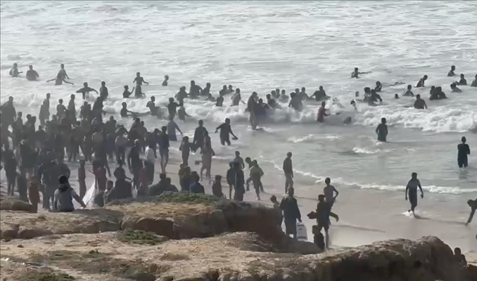 Gazzeliler, havadan indirilen yardımlar için sahile akın etti