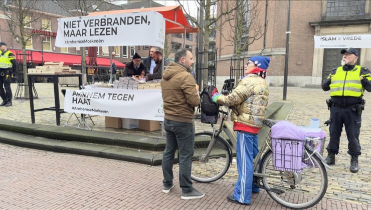 Hollanda’da İslamofobik saldırılara tepki olarak Kur’an-ı Kerim dağıtıldı