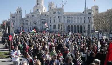 İspanya’da binlerce kişi “Gazze’deki katliamın bitmesi” için yürüdü