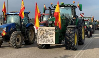İspanya’daki çiftçiler traktörleriyle ülke genelinde eylemde