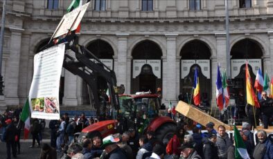 İtalya’da çiftçiler, AB’yi protesto etmeyi sürdürüyor