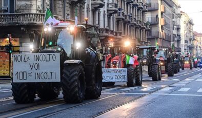 İtalya’da çiftçiler traktörleriyle Milano’da gösteri yaptı