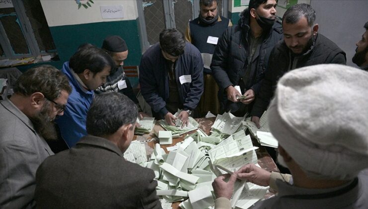 Pakistan’da seçimleri İmran Han destekli bağımsızlar kazandı