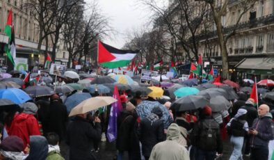 Paris’te yağmura rağmen Gazze için yürüyüş düzenlendi
