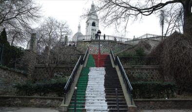 Paris’te Sacre Coeur’ün merdivenleri Filistin bayrağı renklerine boyandı