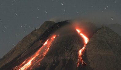 Japonya’daki Sakurajima Yanardağı patladı