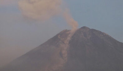 Endonezya’daki Semeru Yanardağı patladı