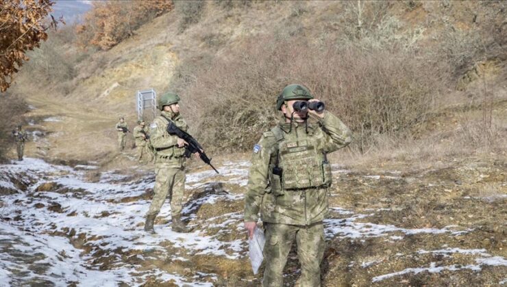 Türk askeri, Kosova-Sırbistan sınırında devriye geziyor