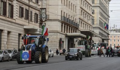 İtalyan çiftçiler, Roma’da sembolik protesto konvoyu yaptı