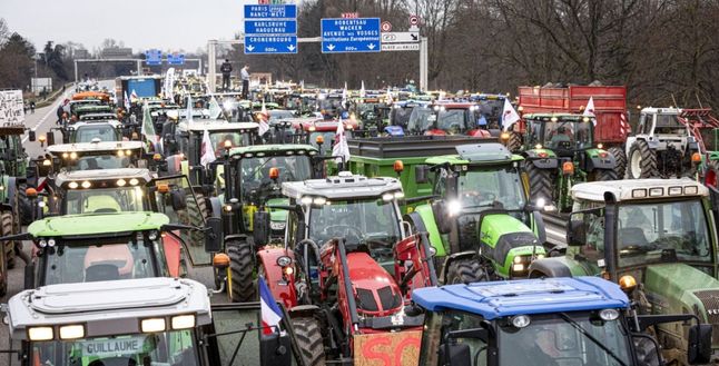 Protestocu çiftçilerden Paris’e traktör kuşatması
