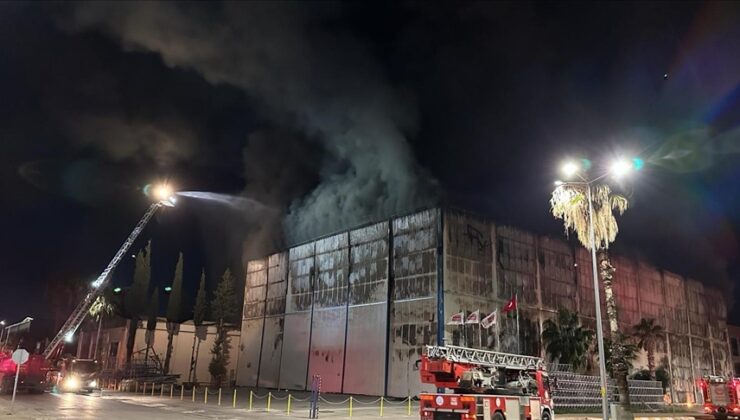 Antalya’da tersanede çıkan yangına müdahale ediliyor