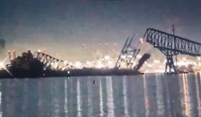 ABD’de kargo gemisi köprüyü yıktı: Araçlar suya düştü