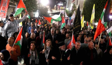 Batı Şeria’da Filistinliler Gazze’ye destek için yürüdü