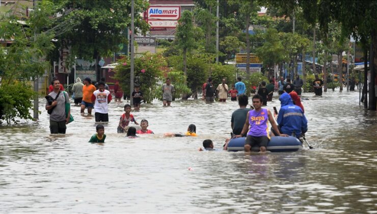 Endonezya’da sel 40 bin kişiyi yerinden etti