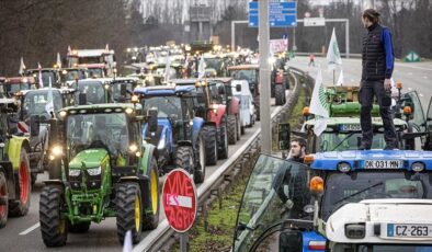 Fransa’nın Bordeaux şehrinde çiftçiler tarım politikalarını protesto etti