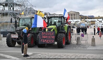 Fransız çiftçiler, Versay Sarayı’nın önünde traktörleriyle eylem yaptı