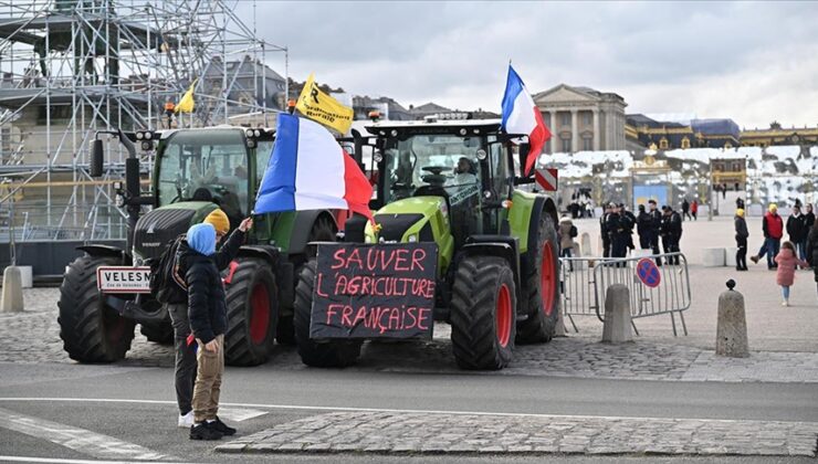 Fransız çiftçiler, Versay Sarayı’nın önünde traktörleriyle eylem yaptı