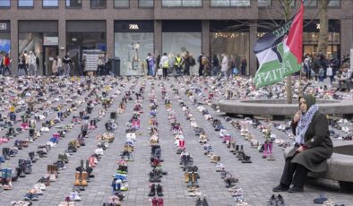 Hollanda’da Gazze’de ölen çocuklar anısına binlerce ayakkabı sergilendi
