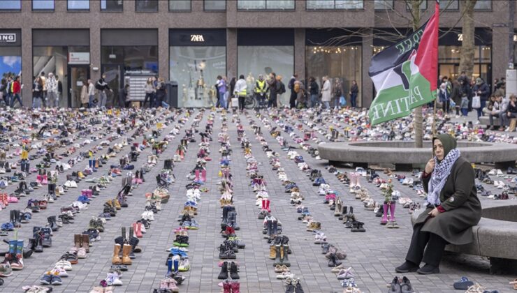 Hollanda’da Gazze’de ölen çocuklar anısına binlerce ayakkabı sergilendi