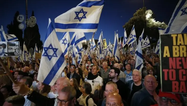 İsrail’de Netanyahu hükümeti karşıtı protestoya 100 bin kişi katıldı