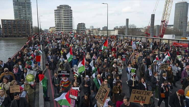 Londra’da on binlerce kişi, “Gazze’de ateşkes” çağrısıyla sokaklara indi