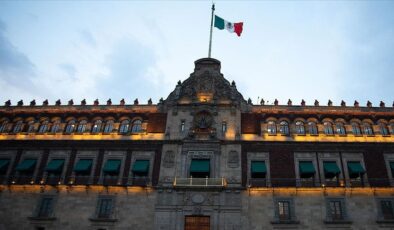 Meksika’da protestocular Ulusal Saray’ın kapısını kırdı