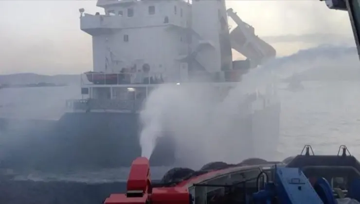 Çanakkale Boğazı yangın sonrası gemi trafiğine kapatıldı