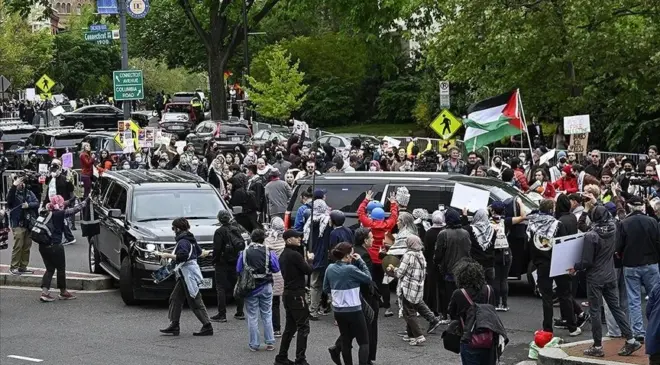 Filistin destekçileri, Beyaz Saray Muhabirleri Derneği Yemeği’ni protesto etti