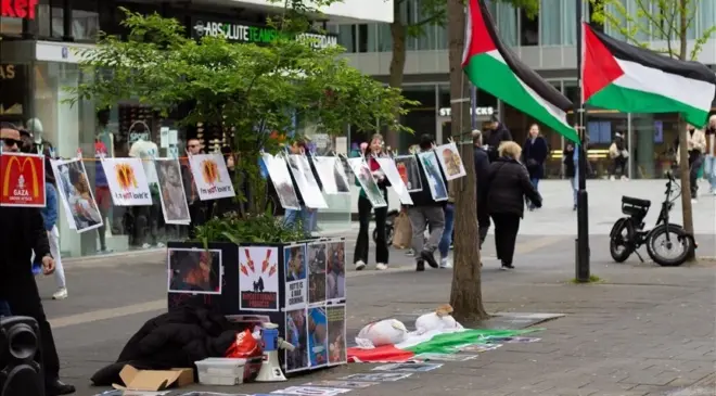Hollanda’da McDonald’s şubelerinin önünde İsrail protesto edildi