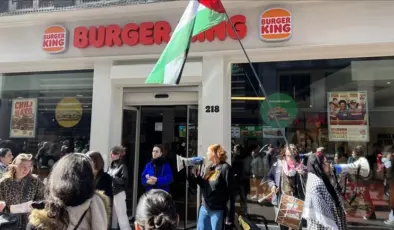 Hollanda’da Burger King şubeleri önünde toplanan gruplar İsrail’i protesto etti