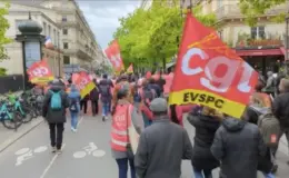 Paris belediye çalışanları ek ücret talebiyle gösteri düzenledi