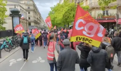 Paris belediye çalışanları ek ücret talebiyle gösteri düzenledi