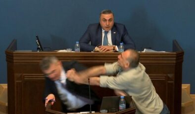 Gürcistan parlamentosunda yumruk yumruğa kavga
