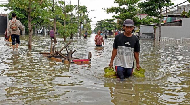 Endonezya’daki sel ve toprak kaymasında 15 kişi öldü