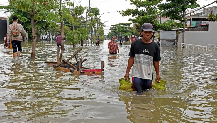 Endonezya’daki sel ve toprak kaymasında 15 kişi öldü