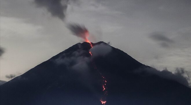 Endonezya’daki Semeru Yanardağında patlama