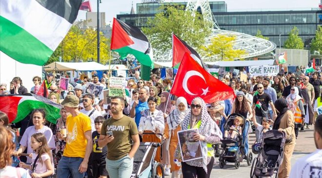 Hollanda’da Filistinli anneler için destek yürüyüşü