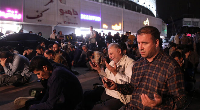 Tahranlılar, Reisi’nin sağ bulunması için dua ediyor