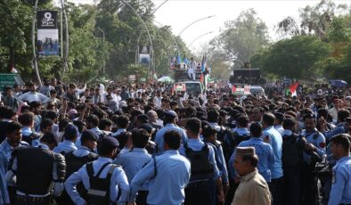 Pakistan’da yüzlerce kişi ABD’yi protesto etti