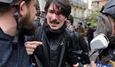Paris’te 1 Mayıs gösterisinde polis eylemcilere copla müdahale etti