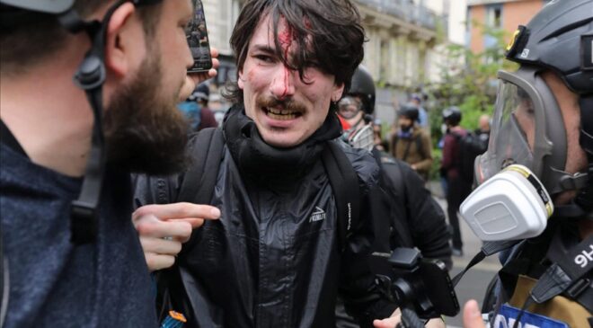 Paris’te 1 Mayıs gösterisinde polis eylemcilere copla müdahale etti