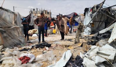 İsrail’in Refah’taki kampa düzenlediği saldırıda en az 200 kişi öldürüldü