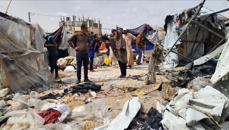İsrail’in Refah’taki kampa düzenlediği saldırıda en az 200 kişi öldürüldü