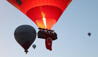 Kapadokya’da balonlar Türk bayraklarıyla uçtu