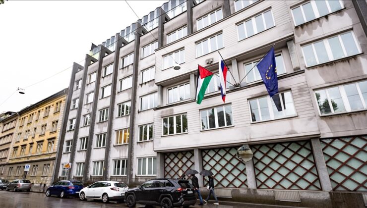 Slovenya’da hükümet binasına Filistin bayrağı asıldı