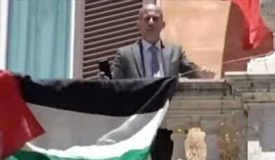 Eski İtalyan milletvekili, Meclisi’nin balkonuna Filistin bayrakları astı
