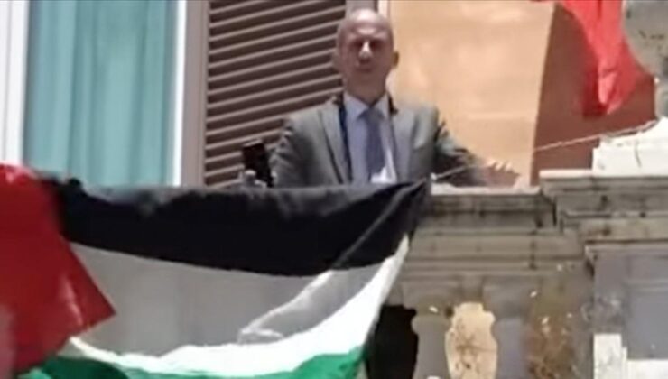 Eski İtalyan milletvekili, Meclisi’nin balkonuna Filistin bayrakları astı