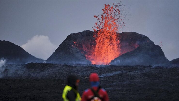 İzlanda’nın Reykjanes Yarımadası’nda yanardağ patlaması