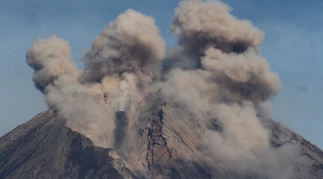 Endonezya’da yanardağ paniği: 5 patlama yaşandı