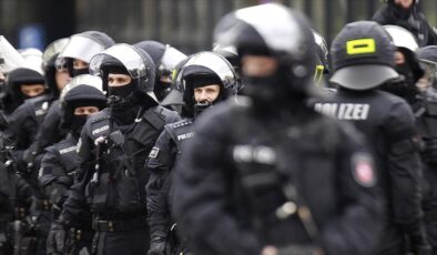 Almanya’da AfD karşıtı göstericiler ile polis arasında arbede yaşandı